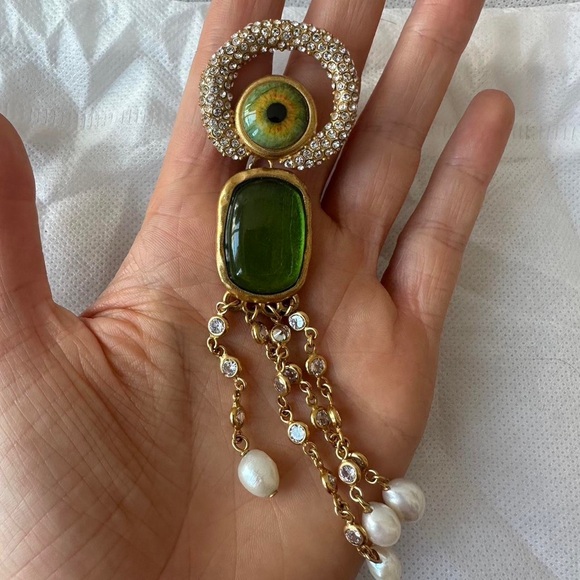 Schiaparelli green eye pearl drop earrings - Picture 6 of 9